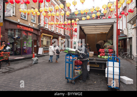 Les préparatifs pour le Nouvel An chinois sur Gerrard Street, Chinatown, Soho. Banque D'Images