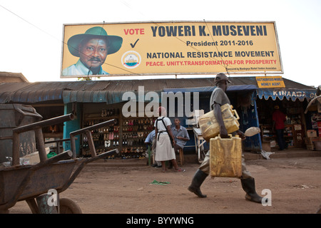 Les rues de Kampala, la capitale de l'Ouganda, sont parsemées de messages de campagne avant l'élection présidentielle du 18 février. Banque D'Images