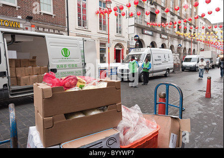 Les préparatifs pour le Nouvel An chinois sur Gerrard Street, Chinatown, Soho. Banque D'Images