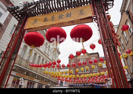 Les préparatifs pour le Nouvel An chinois sur Gerrard Street, Chinatown, Soho. Banque D'Images