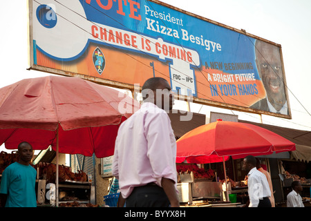 Les rues de Kampala, la capitale de l'Ouganda, sont parsemées de messages de campagne avant l'élection présidentielle du 18 février. Banque D'Images