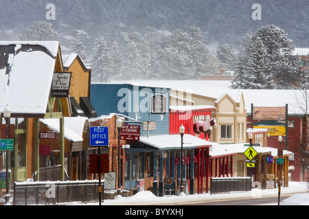 Le centre-ville historique de Woodland Park, Colorado Colorado lors d'un blizzard. Banque D'Images