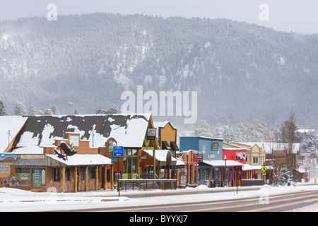 Le centre-ville historique de Woodland Park, Colorado Colorado lors d'un blizzard. Banque D'Images
