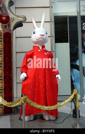 Lapin géant chinois waring costume traditionnel , le festival du Nouvel an chinois à Siam Paragon mall , Bangkok Banque D'Images