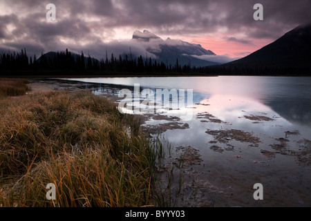 La première lumière, lever du soleil à Vermillion Lakes, Banff, Alberta, Canada Banque D'Images