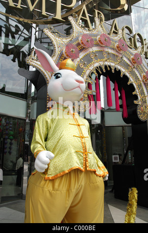 Lapin géant chinois waring costume traditionnel , le festival du Nouvel an chinois à Siam Paragon mall , Bangkok Banque D'Images