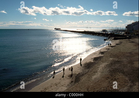 Soleil d'automne sur la mer et la plage de Cap d'Agde, Hérault, Languedoc-Roussillon, France 34 Banque D'Images