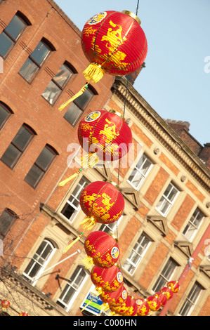 Une rangée de lanternes chinoises,Chinatown de Manchester. Sur l'affichage pour la fête du Nouvel An chinois. Banque D'Images