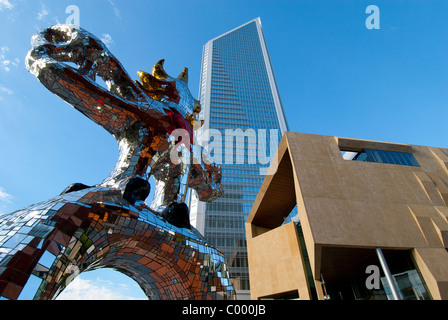 'L'oiseau', un 17 pieds reflective mosaïque sculpture de Niki de Saint Phalle, à Charlotte, Caroline du Nord. Banque D'Images