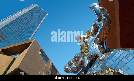 'L'oiseau', un 17 pieds reflective mosaïque sculpture de Niki de Saint Phalle, à Charlotte, Caroline du Nord. Banque D'Images