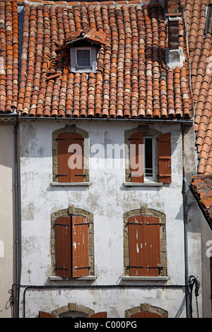 Chambre avec tuiles avant, et ses fenêtres agrémentées de Foix département Ariège France Banque D'Images