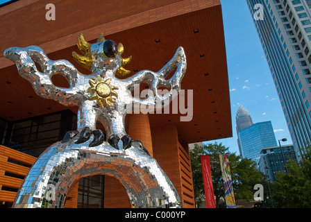 'L'oiseau', un 17 pieds reflective mosaïque sculpture de Niki de Saint Phalle, à Charlotte, Caroline du Nord. Banque D'Images