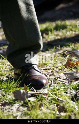 Personne pieds jambes balade champ herbe campagne Banque D'Images