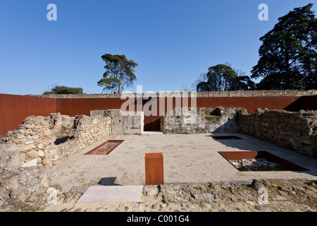 Noyau archéologique de la Sao Jorge (St. George) Château à Lisbonne, Portugal, conçue par l'architecte Carrilho da Graça. Banque D'Images