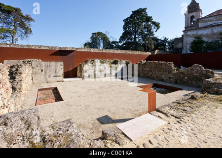 Noyau archéologique de la Sao Jorge (St. George) Château à Lisbonne, Portugal, conçue par l'architecte Carrilho da Graça. Banque D'Images