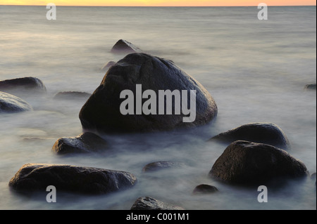 Belles pierres dans la mer baltique, coucher de soleil, île de Rügen, Allemagne Banque D'Images