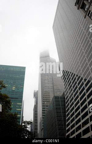 Un groupe de bâtiments sur un gratte-ciel de la ville sombre et brumeuse journée nuageuse. Banque D'Images