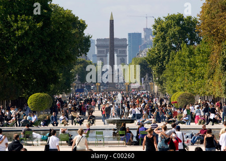 L'Obélisque de Louxor et l'Arc de Triomphe à l'extrémité ouest de l'Avenue des Champs-Elysées à Paris, France. Banque D'Images