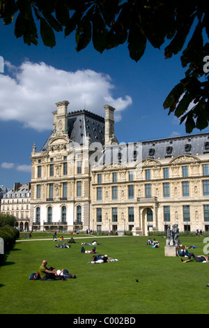 Les visiteurs du Jardin des Tuileries, à proximité de l'Lourve à Paris, France Banque D'Images