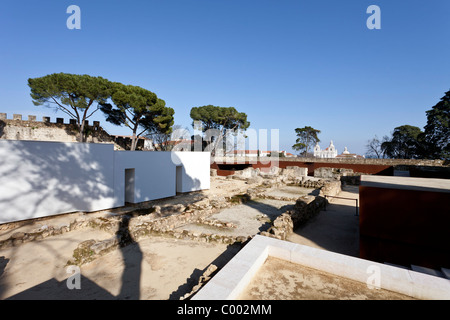 Noyau archéologique de la Sao Jorge (St. George) Château à Lisbonne, Portugal, conçue par l'architecte Carrilho da Graça. Banque D'Images