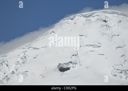 Les volcans couverts de neige s'élevant au-dessus de la sierra de l'Equateur. Banque D'Images