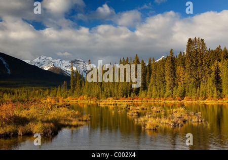 Gamme de montagne reflète sur le lac, toujours lever du soleil à Vermillion Lakes, Banff, Alberta, Canada Banque D'Images