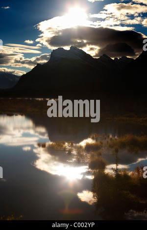 Gamme de montagne reflète sur le lac, toujours lever du soleil à Vermillion Lakes, Banff, Alberta, Canada Banque D'Images