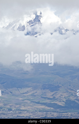 Les volcans couverts de neige s'élevant au-dessus de la sierra de l'Equateur. Banque D'Images