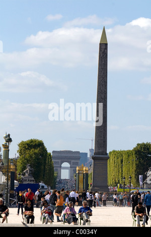 L'Obélisque de Louxor, Place de la Concorde et l'Arc de Triomphe sur l'Avenue des Champs-Elysées à Paris, France. Banque D'Images