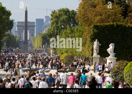 L'Obélisque de Louxor et l'Arc de Triomphe à l'extrémité ouest de l'Avenue des Champs-Elysées à Paris, France. Banque D'Images