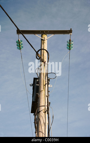 Un utilitaire électrique transformateur haute tension monté sur un poteau en bois. Banque D'Images