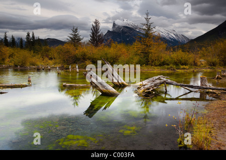 Les nuages de tempête et de Montagnes reflété sur le lac encore, lever du soleil à Vermillion Lakes, Banff, Alberta, Canada Banque D'Images