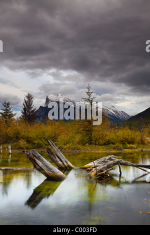 Les nuages de tempête et de Montagnes reflété sur le lac encore, lever du soleil à Vermillion Lakes, Banff, Alberta, Canada Banque D'Images