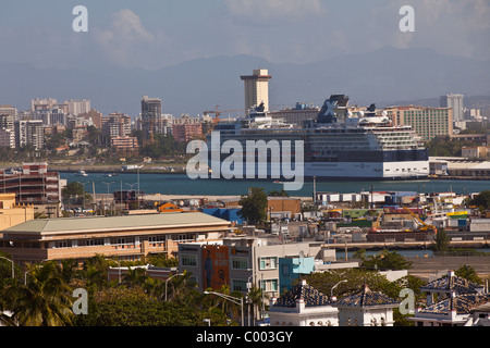 Bateau de croisière avec l'horizon de San Juan à San Juan, Porto Rico. Banque D'Images