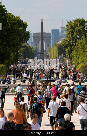 L'Obélisque de Louxor et l'Arc de Triomphe à l'extrémité ouest de l'Avenue des Champs-Elysées à Paris, France. Banque D'Images