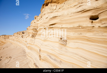 Section transversale ( strates ) du sol dans une crête sablonneuse , formée par l'âge de la glace , Finlande Banque D'Images