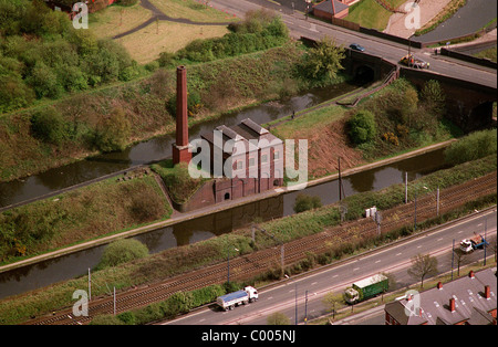 La nouvelle station de pompage à Smethwick Sandwell et la nouvelle ligne principale de Birmingham et du canal principal ancien canal en ligne Banque D'Images