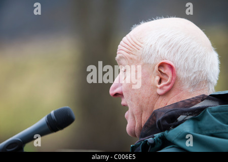 Lord Windermere adresse une protestation à Grizedale Forest contre gouvernement a l'intention de vendre les forêts. Banque D'Images