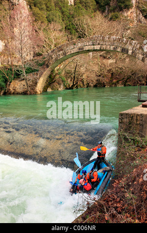 Rafting dans la rivière Voidomatis, près de pont de pierre Klidonia, région Zagori, Ioannina, l'Épire, Grèce Banque D'Images