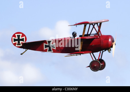 Triplan Fokker DR1 WW1 avion replica aux couleurs de la Red Baron faisant un défilé aérien faible à Duxford Flying Legends Airshow Banque D'Images