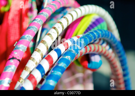 Hula Hoop sonne sur un marché au cours d'un festival culturel à Almere (Pays-Bas). Banque D'Images