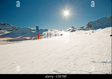 Vue vers le haut dans une piste de ski avec la solarisation Banque D'Images