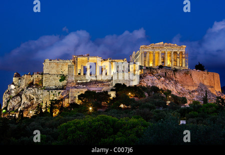 Le Parthénon et le Propylaea sur l'acropole d'Athènes, dans le 'blue' heure. Grèce Banque D'Images
