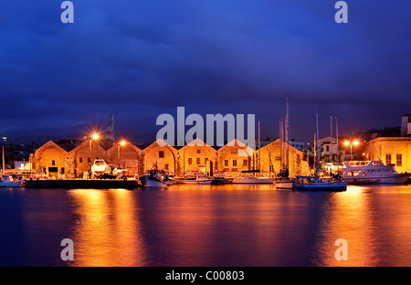 L 'Neoria" (les chantiers navals de Venise) dans le vieux port vénitien de La Canée, ville, dans la nuit. Crète, Grèce Banque D'Images