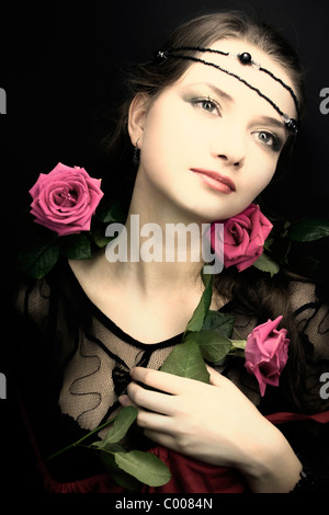 Jeune femme avec une rose de style médiéval. Banque D'Images