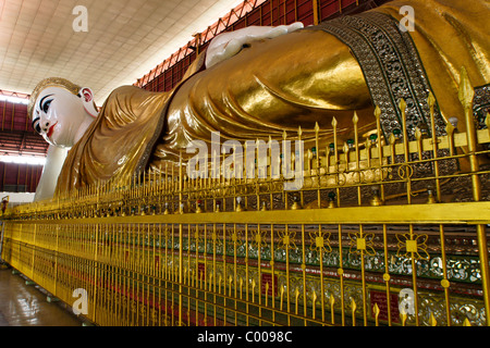 Bouddha couché de Shwethalyaung, Bago (Pegu), le Myanmar (Birmanie) Banque D'Images