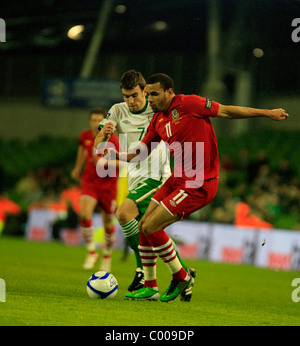 Seamus Coleman, République d'Irlande en action contre Hal Robson-Kanu de galles. Nations Unies Carling Cup 2011 Banque D'Images