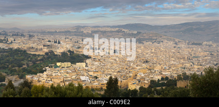 Panorama de Fes el Bali Medina Maroc et Borj Nord matin brumeux sur les ruines à Borj Sud Fès Maroc Afrique du Nord Banque D'Images