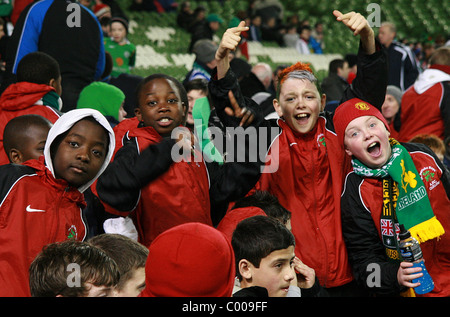 08.02.201-Fans à la Carling Cup 2011 Nations Unies. La République de l'Irlande contre le Pays de Galles à l'Aviva Stadium de Dublin, Rep de l'Irlande. Banque D'Images