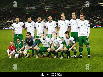 Rep de l'Irlande en ligne de l'équipe en place avant le début du jeu. Nations Unies Carling Cup 2011. La République de l'Irlande contre le Pays de Galles Banque D'Images